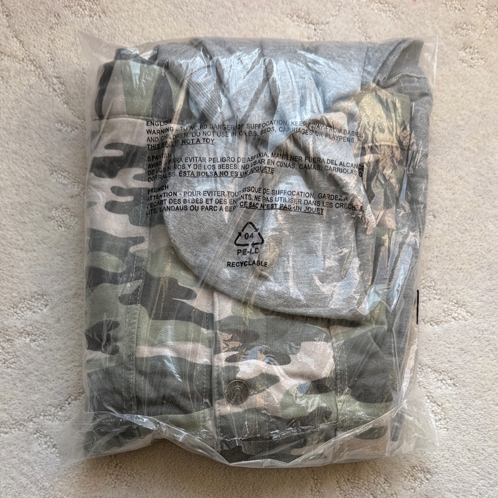 Camo Sweater Sleeve Jacket, New in Package, Women’s Small - Picture 3 of 3